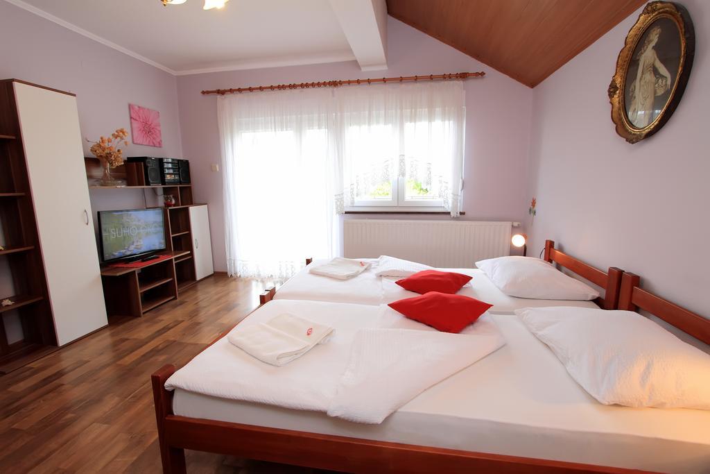 Vila Julija - Apartment & Rooms Оточац Экстерьер фото