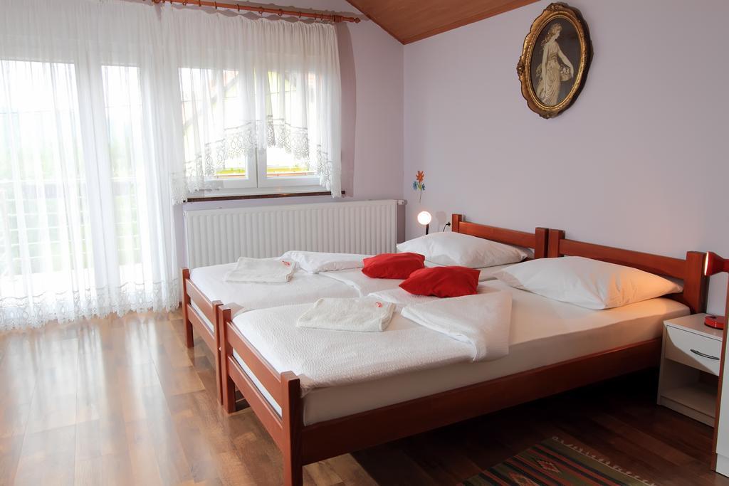 Vila Julija - Apartment & Rooms Оточац Экстерьер фото