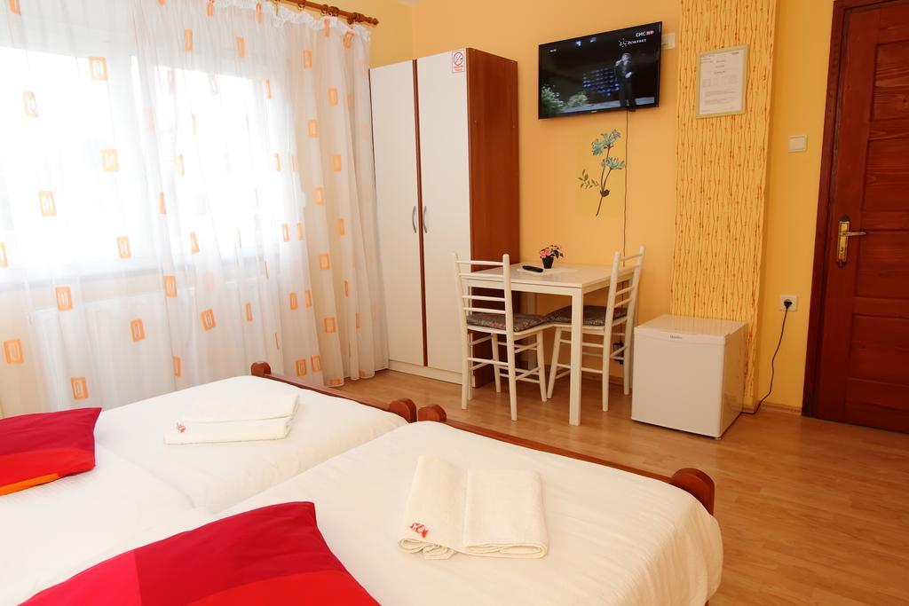 Vila Julija - Apartment & Rooms Оточац Экстерьер фото
