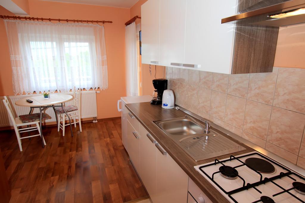 Vila Julija - Apartment & Rooms Оточац Экстерьер фото
